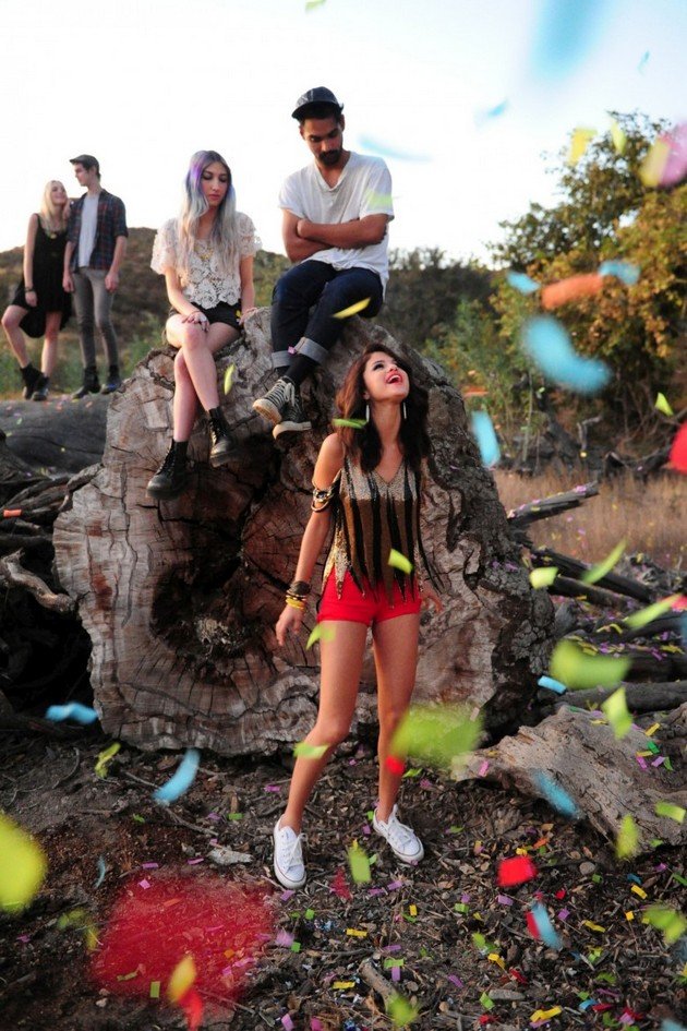 Gambar Foto Akting Selena Gomez bersama teman-temannya