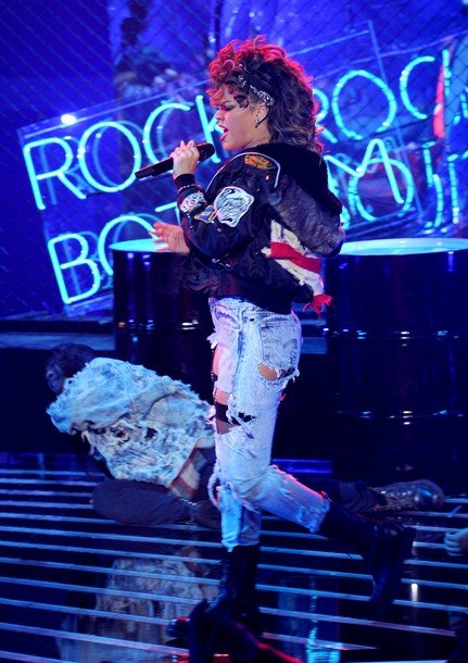 Gambar Foto Rihanna mengeksplor panggung