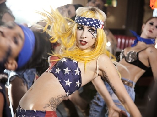 Gambar Foto Pemotretan Lady GaGa dalam Video Musik Telephone