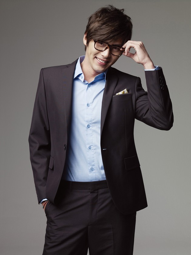 Gambar Foto Hyun Bin dalam Sebuah Pemotretan Majalah Fashion