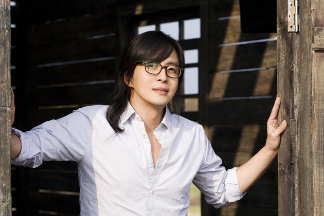 Gambar Foto Bae Yong Joon Mendapat Predikat Aktor Terbaik di KBS Drama