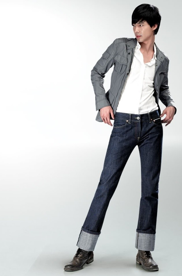 Gambar Foto Jo In Sung dengan Model Celana Jeans Levis Baru