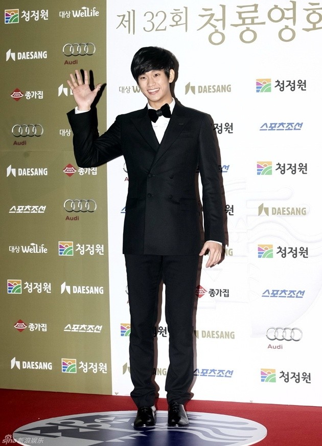 Gambar Foto Kim Soo Hyun di Red Carpet Blue Dragon Awards 2011