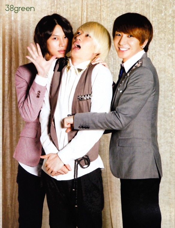 Gambar Foto Kim Heechul, Eunhyuk dan Leeteuk di Majalah Music Bank Japan