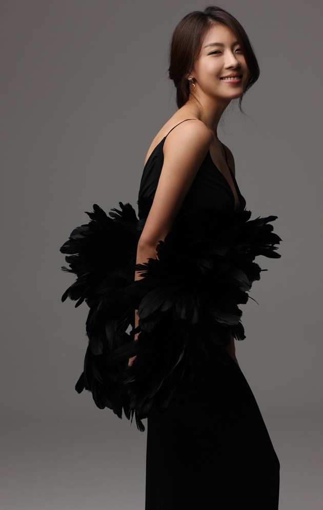 Gambar Foto Ha Ji Won Tampil Cantik dan Elegan dengan Gaun Hitam
