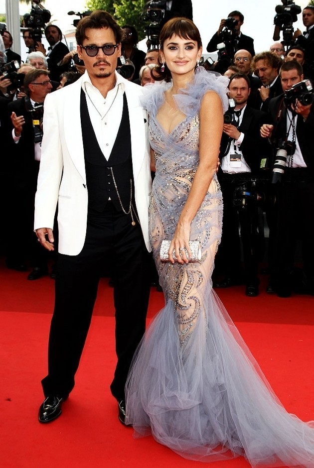 Gambar Foto Johnny Depp Bersama Penelope Cruz di Red Carpet Cannes Film Festival ke 64