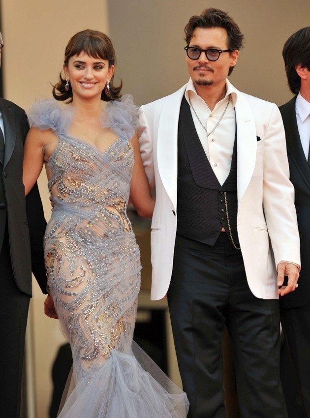 Gambar Foto Johnny Depp Bersama Penelope Cruz di Red Carpet Cannes Film Festival ke 64