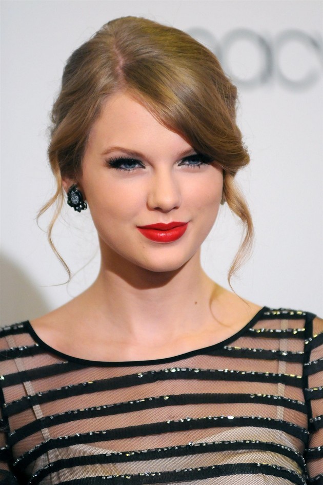 Gambar Foto Taylor Swift di Promo Parfum 'Wonderstruck'