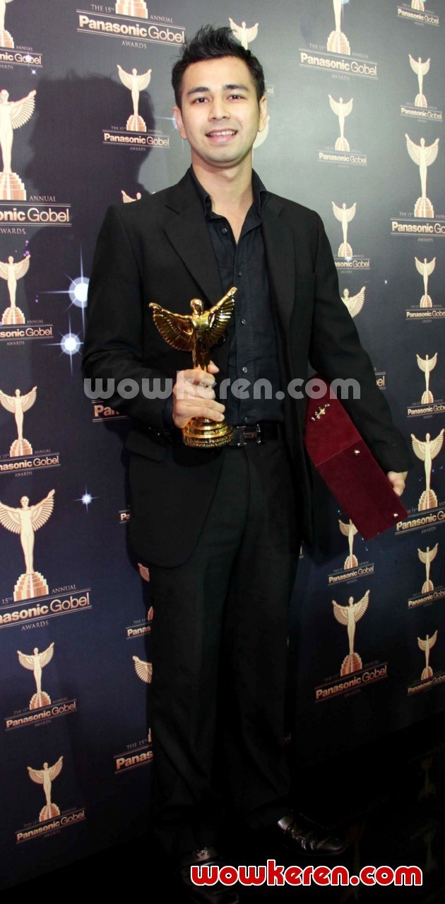 Gambar Foto Raffi Ahmad Sabet Piala PGA Kategori Presenter Musik dan Variety Show Terbaik