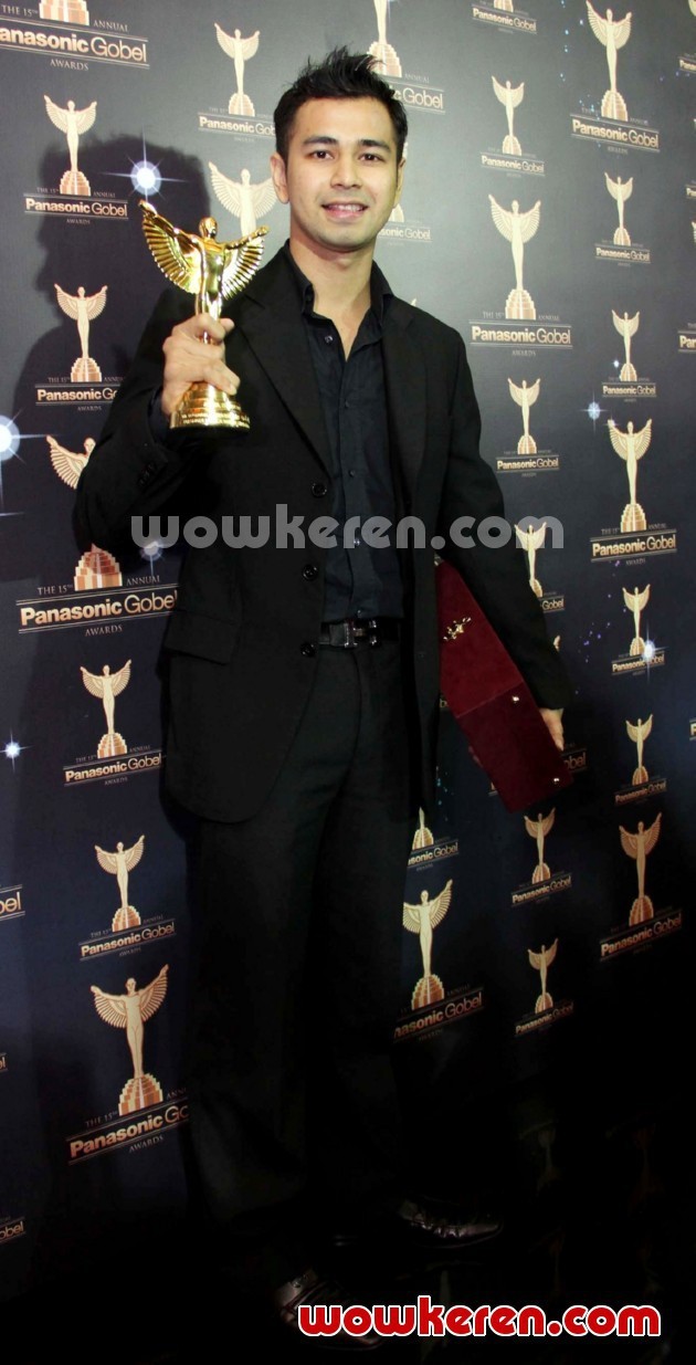 Gambar Foto Raffi Ahmad Sabet Piala PGA Kategori Presenter Musik dan Variety Show Terbaik