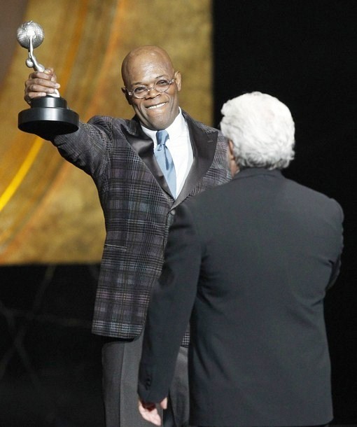 Gambar Foto Samuel L. Jackson dan Piala NAACP Image Awards
