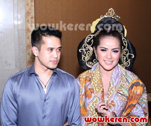 Gambar Foto Olla Ramlan dan Aufar Hutapea di Acara Live Painting Batik Kudus Agnes Budhisurya