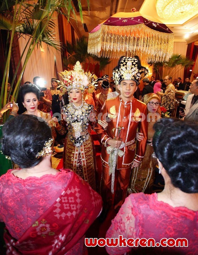 Gambar Foto Ayu Dewi dan Regi Datau Menggelar Resepsi Pernikahan