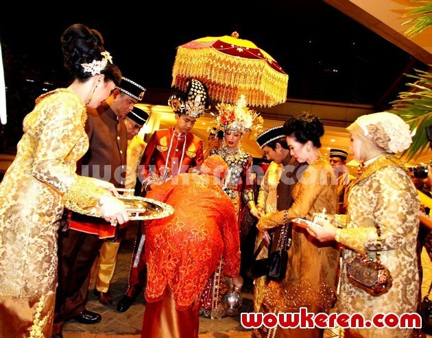 Gambar Foto Ayu Dewi dan Regi Datau Menggelar Resepsi Pernikahan