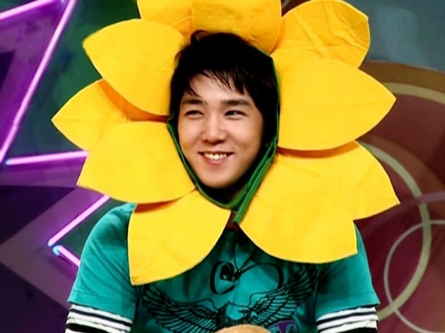 Gambar Foto Kangin Dengan Tutup Kepala Berbentuk Bunga