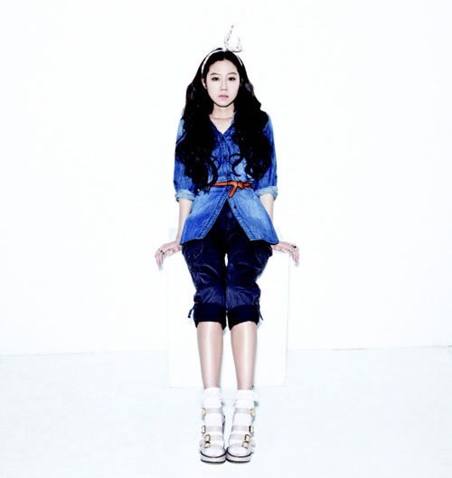 Gambar Foto Gong Hyo Jin Berpose Untuk Promo Uniqlo Fashion