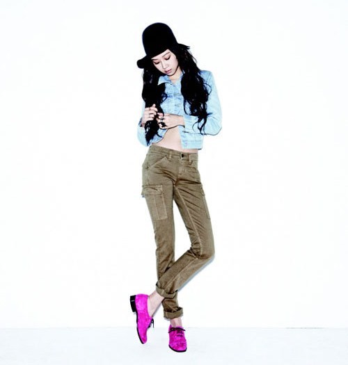 Gambar Foto Gong Hyo Jin Berpose Untuk Promo Uniqlo Fashion