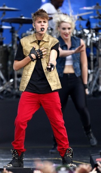Gambar Foto Justin Bieber di Panggung MTV World Stage