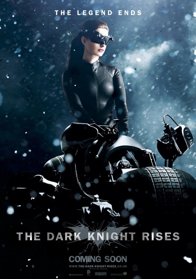 Gambar Foto Anne Hathaway Sebagai Selina Kyle/Catwoman di Poster Film 'The Dark Knight Rises'