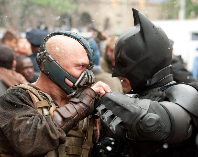 Gambar Foto Bane Bertarung Dengan Batman di Film 'The Dark Knight Rises'