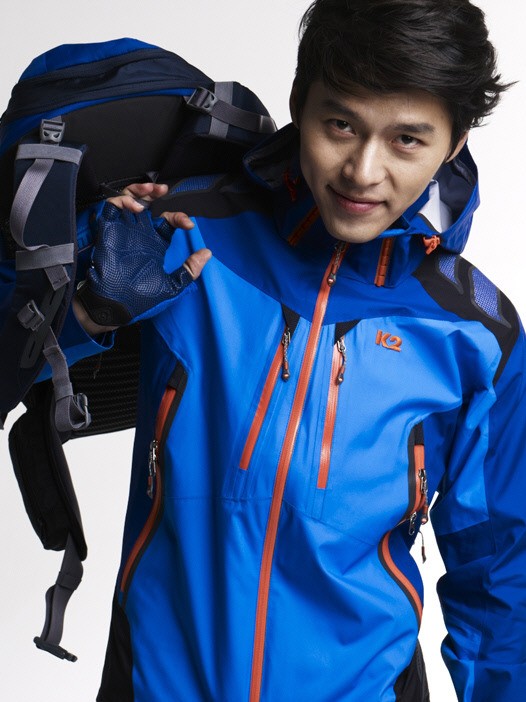 Gambar Foto Hyun Bin Berpose untuk Iklan K2 Fashion