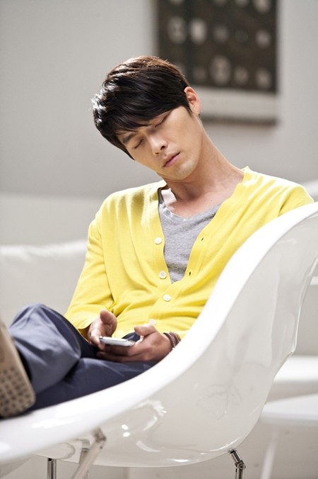 Gambar Foto Hyun Bin Berpose untuk Iklan Samsung Smart TV