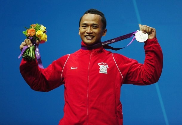 Gambar Foto Atlet Angkat Besi Indonesia, Triyatno, Mendapatkan Medali Perak