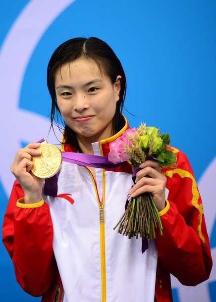 Gambar Foto Atlet Loncat Indah China, Wu Minxia, Mendapatkan Medali Emas