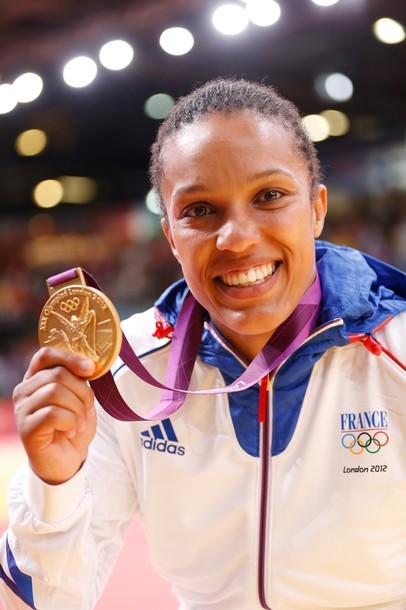 Gambar Foto Atlet Judo Prancis, Lucie Decosse, Mendapatkan Medali Emas