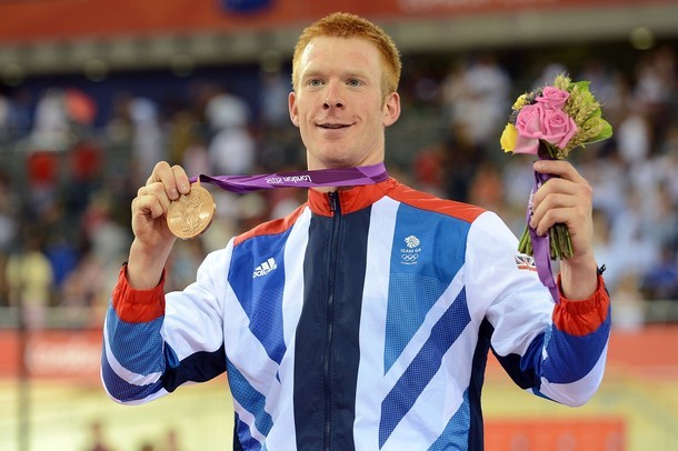 Gambar Foto Atlet Balap Sepeda Inggris Raya, Ed Clancy, Mendapatkan Medali Emas