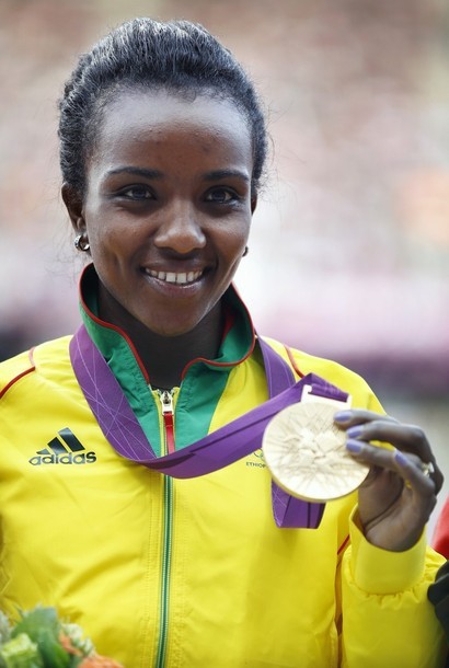 Gambar Foto Atlet Atletik Ethiopia, Tirunesh Dibaba, Mendapatkan Medali Emas