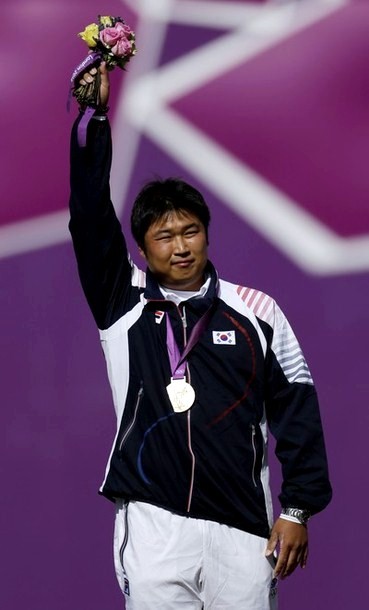 Gambar Foto Atlet Panahan Korea, Oh Jin-Hyek, Mendapatkan medali Emas