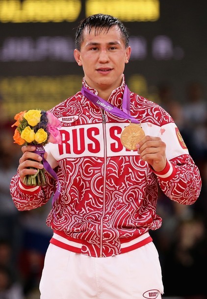 Gambar Foto Atlet Gulat Rusia, Roman Vlasov, Mendapatkan Medali Emas