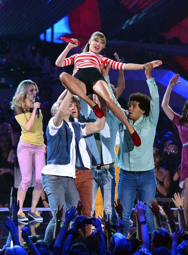 Gambar Foto Taylor Swift Tampil Menyanyi di Panggung MTV VMAs 2012