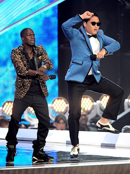 Gambar Foto PSY dan Kevin Hart Tampilkan 'Gangnam Style' di MTV VMAs 2012