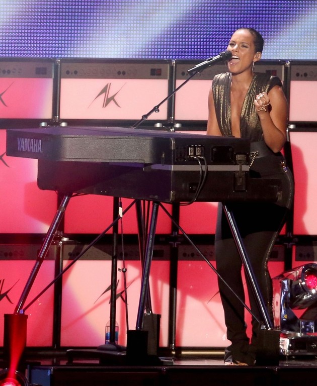 Gambar Foto Alicia Keys Tampil Menyanyi di Panggung MTV VMAs 2012
