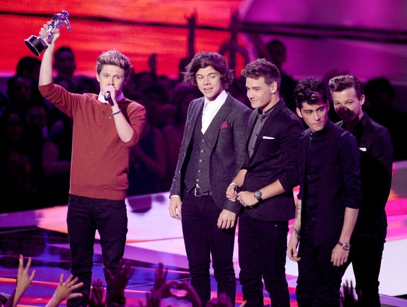 Gambar Foto One Direction Terima Award di MTV VMAs 2012