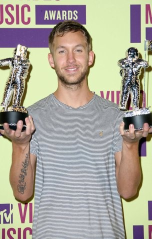 Gambar Foto Cavin Harris Terima Penghargaan di MTV VMAs 2012