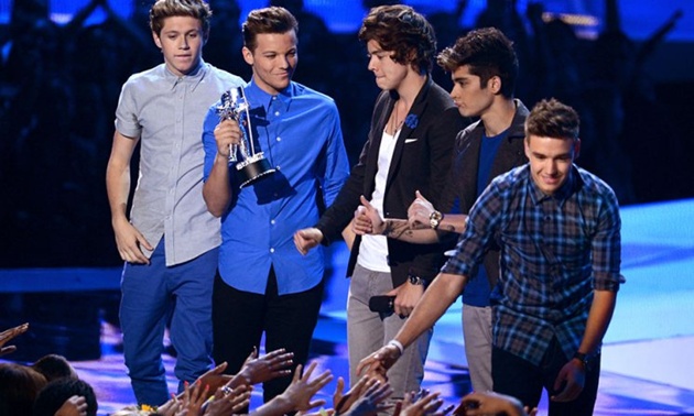 Gambar Foto One Direction Saat Terima Bawa Trofi MTV VMAs 2012