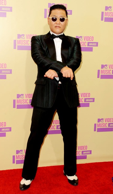 Gambar Foto PSY Memamerkan Gaya 'Gangnam Style' di Red Carpet MTV VMAs 2012