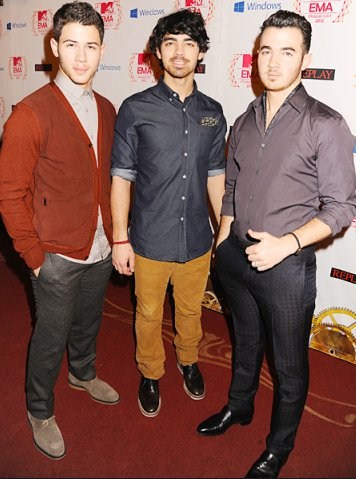 Gambar Foto Jonas Brothers di Red Carpet MTV EMA 2012