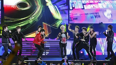 Gambar Foto Aksi Super Junior di Panggung Golden Disk Awards 2013