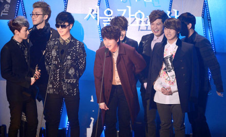 Gambar Foto Super Junior Raih Piala Bonsang