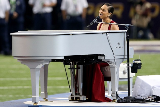 Gambar Foto Alicia Keys Tampil di Konser Super Bowl 2013