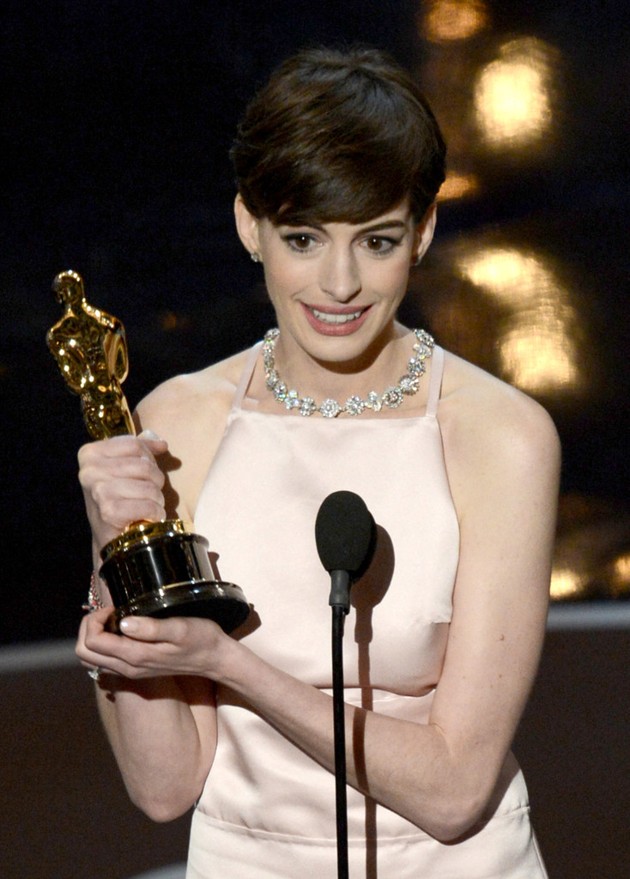Gambar Foto Anne Hathaway Raih Piala Best Actress in a Supporting Role