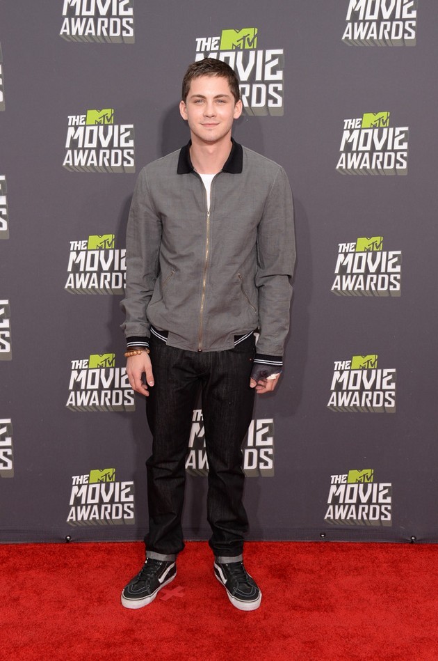 Gambar Foto Logan Lerman di Red Carpet MTV Movie Awards 2013
