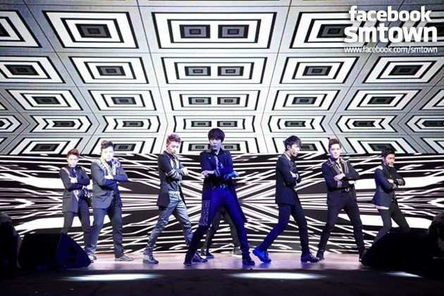 Gambar Foto Super Junior Bawakan Lagu 'Mr. Simple'