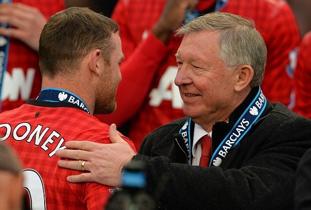 Gambar Foto Alex Ferguson Memeluk Wayne Rooney
