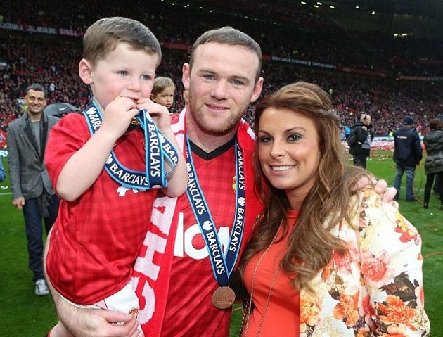 Gambar Foto Wayne Rooney Merayakan Kemenangan Bersama Keluarganya