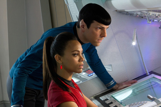 Gambar Foto Zachary Quinto dan Zoe Saldana di Film 'Star Trek Into Darkness'